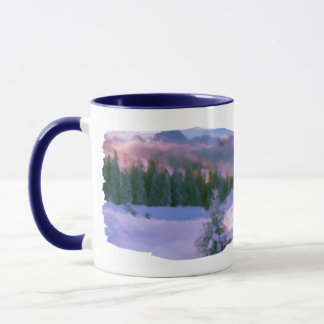 Winterwaldfirmen Lila Licht, das auf Schnee reflek Tasse