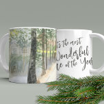 Winterwaldpfad Wunderschönste Zeit des Jahres Kaffeetasse<br><div class="desc">Winterlandschaft Tasse,  in trendiger Schriftzeichen mit "It's the Most Wonderful Time of the Year" geschrieben. Dieses rustikale Landdesign besticht durch eine Aquarelllandschaft mit einem von Bäumen gesäumten Waldweg mit warmen,  leuchtenden Laternen und einer Landhütte. Erhältlich in 4 Designs mit jeweils passenden Untersetzer.</div>