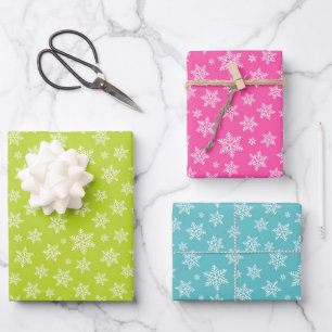 Winterweiße Schneeflocken auf grün rosa und blau Geschenkpapier Set
