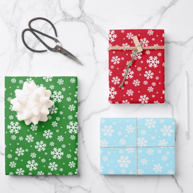 Winterweiße Schneeflocken in grün rot und blau Geschenkpapier Set (Vorderseite)