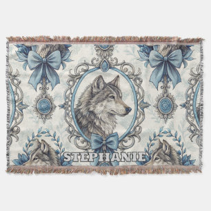 Winterwolf-Portrait in Verziertem Blau- und Graura Decke