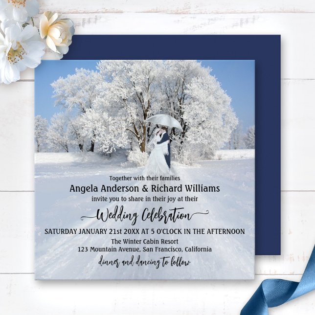 Winterwonderland Einladung zur Hochzeit (Romantic wedding invitation with a painting of a couple with an umbrella in a snow covered landscape)