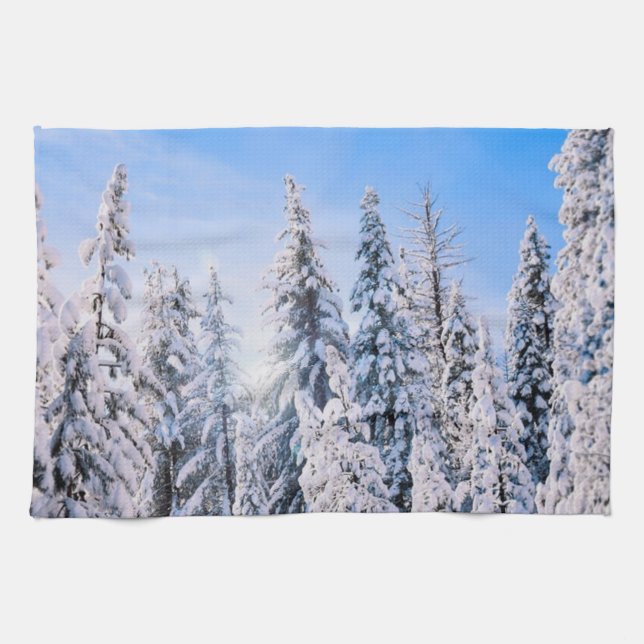 Winterwunder Pinienbäume im Schnee Geschirrtuch (Horizontal)