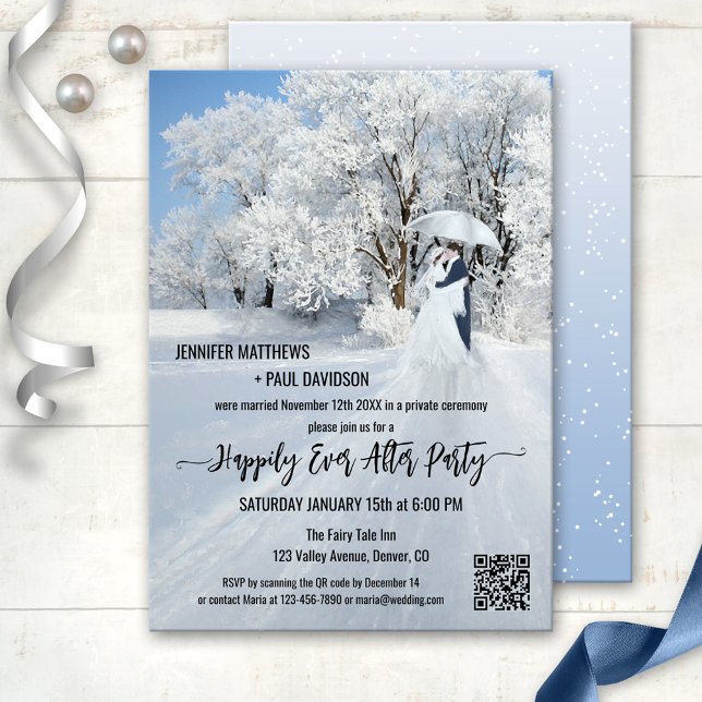 Winterwunderland glücklich je nach Hochzeit Einladung (Wedding party invitation featuring a snow covered winter wonderland with a couple under an umbrella)