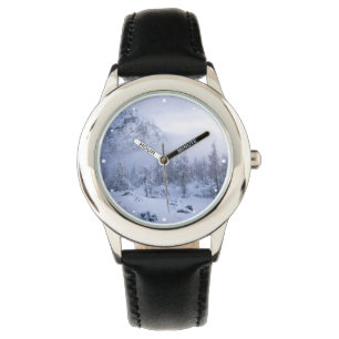 Winterwunderland, Nebel, Fichtenwald und Berge Armbanduhr