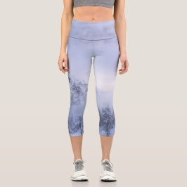 Winterwunderland, Nebel, Fichtenwald und Berge Capri Leggings