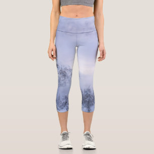 Winterwunderland, Nebel, Fichtenwald und Berge Capri Leggings
