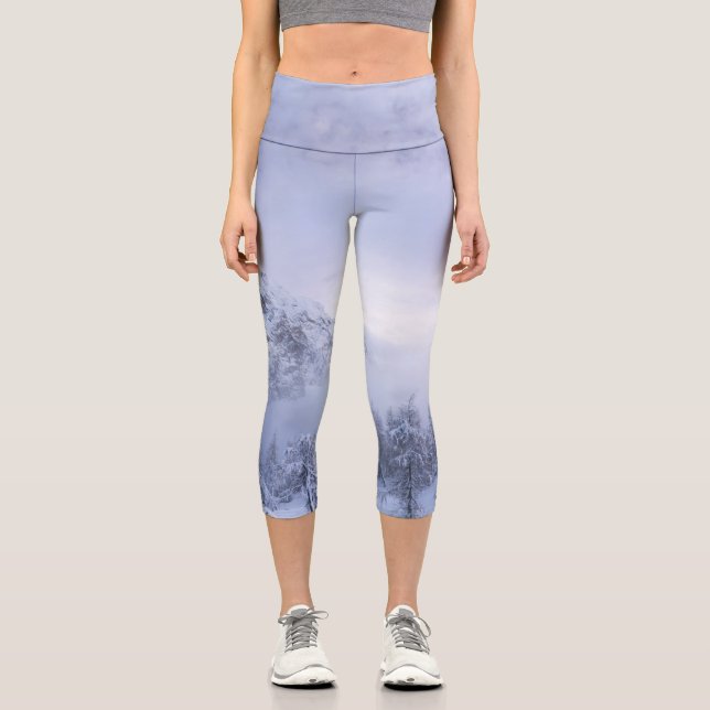 Winterwunderland, Nebel, Fichtenwald und Berge Capri Leggings (Vorderseite)