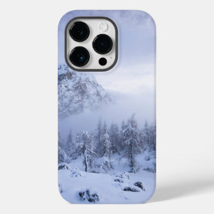 Winterwunderland, Nebel, Fichtenwald und Berge Case-Mate iPhone 14 Pro Hülle