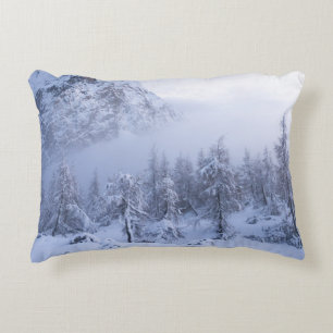 Winterwunderland, Nebel, Fichtenwald und Berge Dekokissen