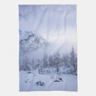 Winterwunderland, Nebel, Fichtenwald und Berge Geschirrtuch