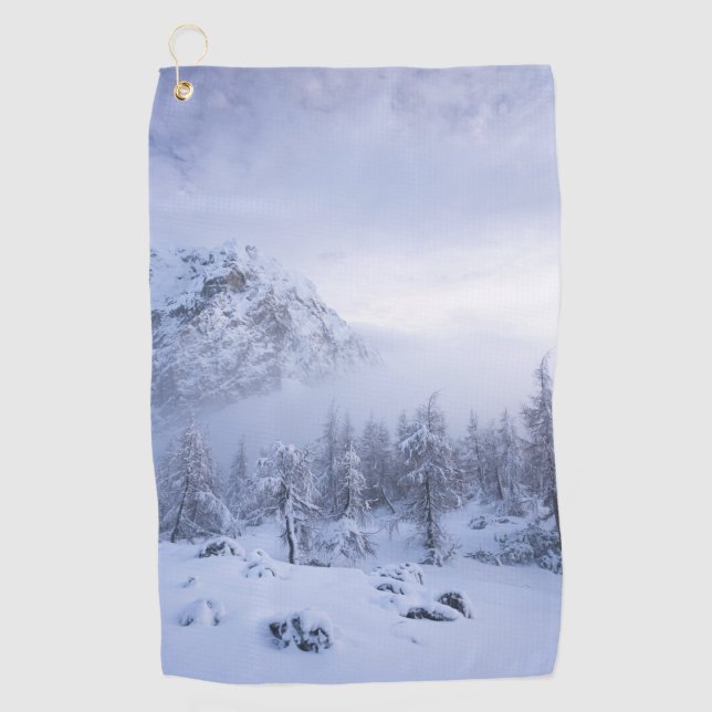 Winterwunderland, Nebel, Fichtenwald und Berge Golfhandtuch (Vorderseite)