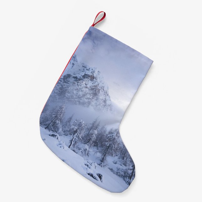 Winterwunderland, Nebel, Fichtenwald und Berge Kleiner Weihnachtsstrumpf (Vorderansicht (hängend))