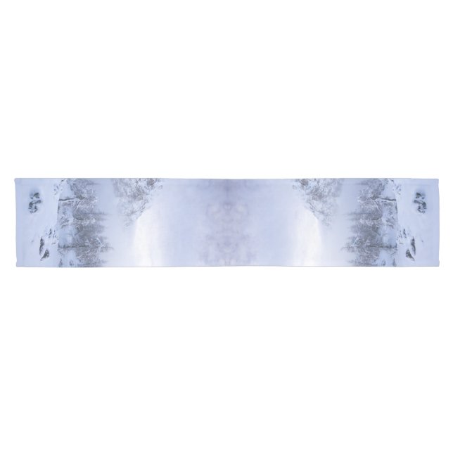Winterwunderland, Nebel, Fichtenwald und Berge Kurzer Tischläufer (Horizontal)