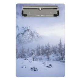 Winterwunderland, Nebel, Fichtenwald und Berge Mini Klemmbrett