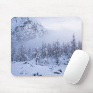 Winterwunderland, Nebel, Fichtenwald und Berge Mousepad