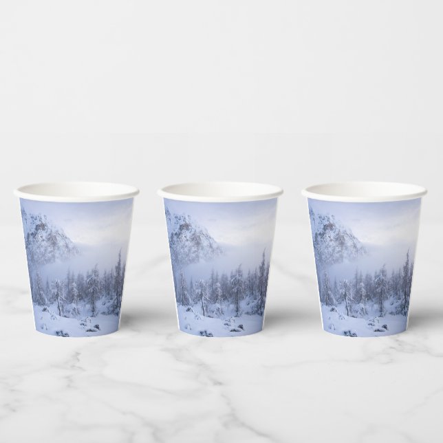 Winterwunderland, Nebel, Fichtenwald und Berge Pappbecher (Multi)