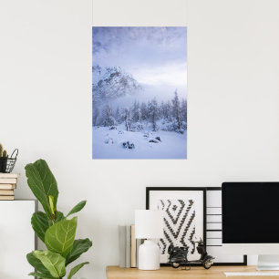 Winterwunderland, Nebel, Fichtenwald und Berge Poster