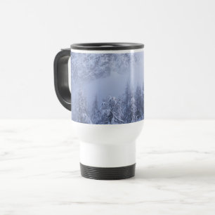 Winterwunderland, Nebel, Fichtenwald und Berge Reisebecher