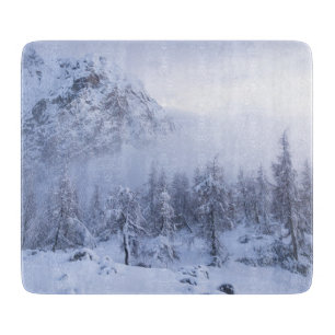 Winterwunderland, Nebel, Fichtenwald und Berge Schneidebrett