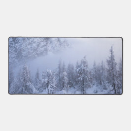 Winterwunderland, Nebel, Fichtenwald und Berge Schreibtischunterlage