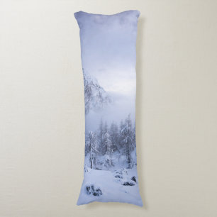 Winterwunderland, Nebel, Fichtenwald und Berge Seitenschläferkissen