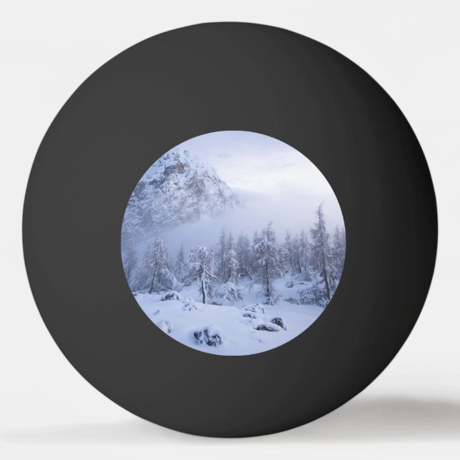 Winterwunderland, Nebel, Fichtenwald und Berge Tischtennisball (Vorderseite)