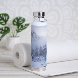 Winterwunderland, Nebel, Fichtenwald und Berge Trinkflasche