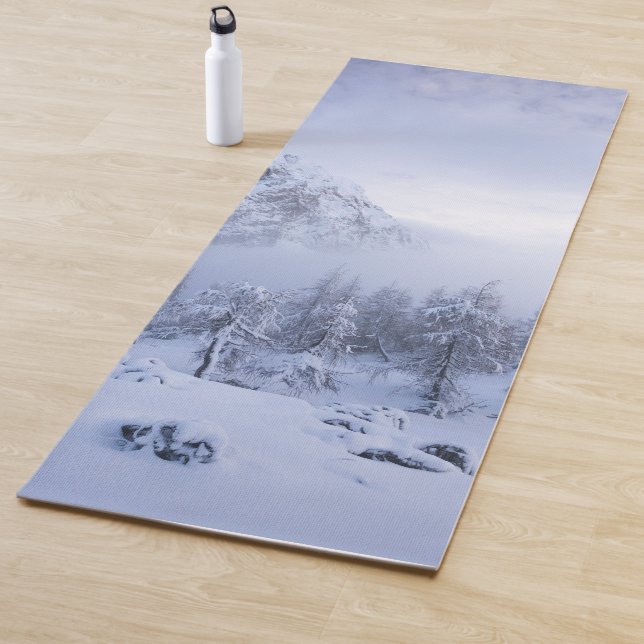 Winterwunderland, Nebel, Fichtenwald und Berge Yogamatte (Beispiel)