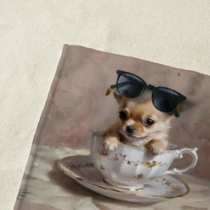 Winzige Freude: Chihuahua-Welpe in einer Teetasse Strandtuch
