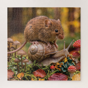 Winzige Maus reitet auf Schnecke im Herbstwald 