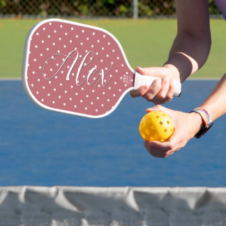 Winzige Polka-Punkte in Rosé mit weißen Punkten Pickleball Schläger