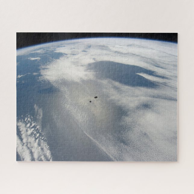 Winzige Satelliten umkreisen über einem Teil der E (Horizontal)
