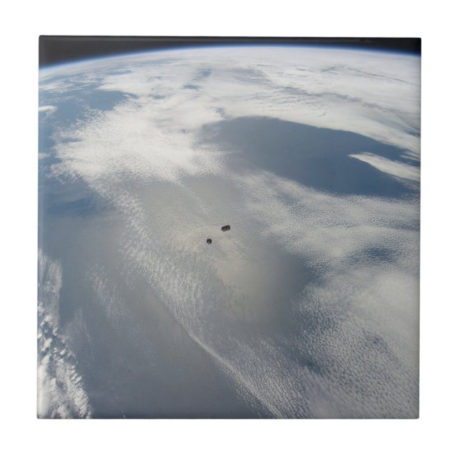 Winzige Satelliten umkreisen über einem Teil der E Fliese (Vorderseite)