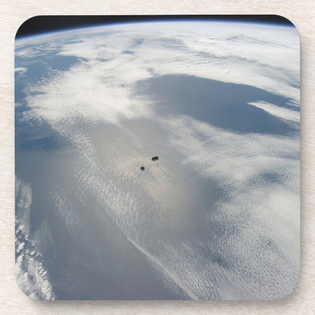 Winzige Satelliten umkreisen über einem Teil der E Getränkeuntersetzer (Vorderseite)
