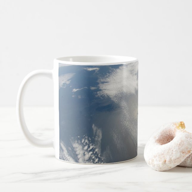 Winzige Satelliten umkreisen über einem Teil der E Kaffeetasse (Mit Donut)