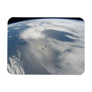 Winzige Satelliten umkreisen über einem Teil der E Magnet