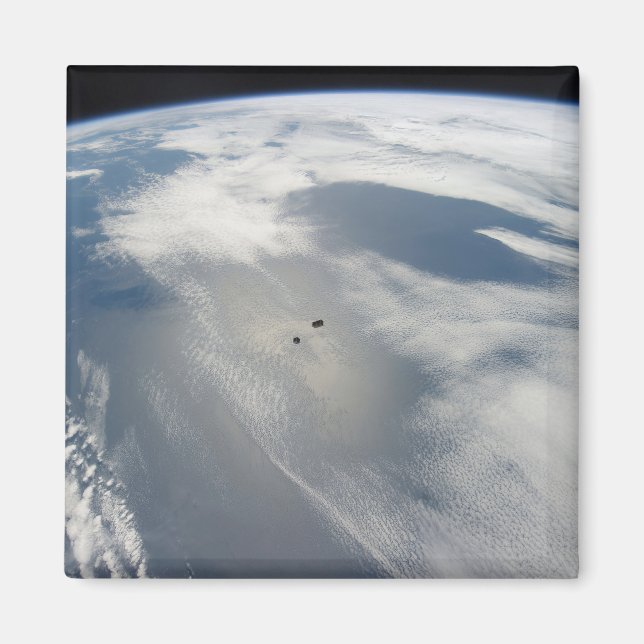 Winzige Satelliten umkreisen über einem Teil der E Magnet (Vorne)