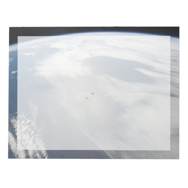 Winzige Satelliten umkreisen über einem Teil der E Notizblock (Vorderseite)