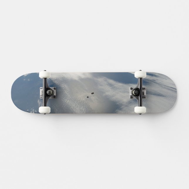 Winzige Satelliten umkreisen über einem Teil der E Skateboard (Horizontal)