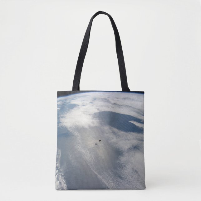 Winzige Satelliten umkreisen über einem Teil der E Tasche (Vorderseite)