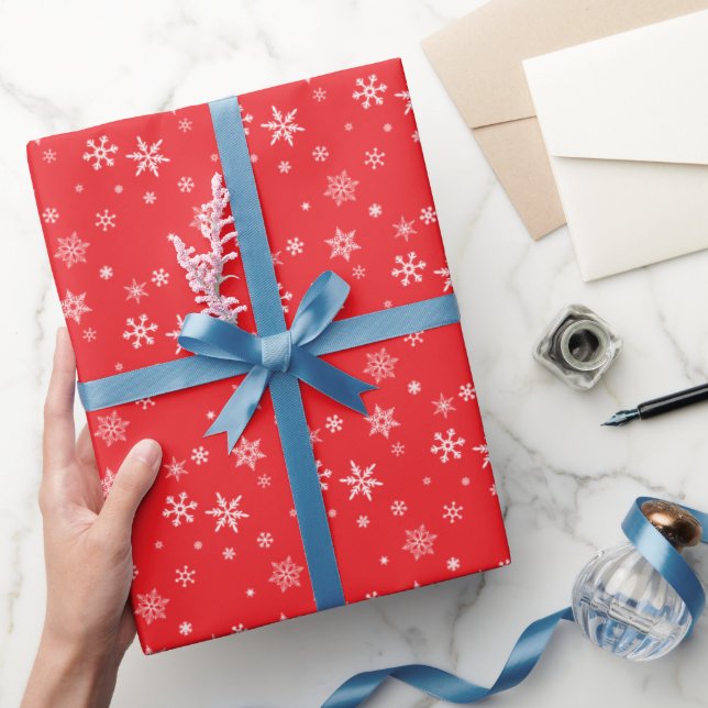Winzige weiße Schneeflocken auf den roten, moderne Geschenkpapier (Schenken)