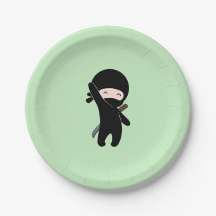 Winziger Happy Ninja auf Grün Pappteller