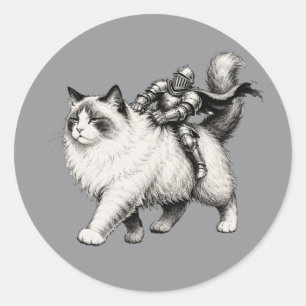 Winziger Ritter reitet mürrische flauschige Katze Runder Aufkleber