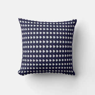 winziger Weißfisch auf NAVY BLUE PILLOW Kissen