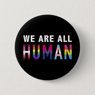Wir alle sind Menschen mit LGBTQ+-Flaggen für Stol Button