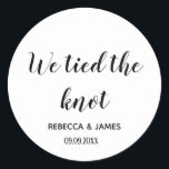 Wir band die Knoten Hochzeit an Runder Aufkleber<br><div class="desc">Wir haben die Aufkleber für die Hochzeitsankündigung am Knoten befestigt</div>