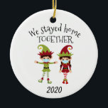 Wir Bleibe Zuhause Together Christmas Elf 2020 Keramik Ornament<br><div class="desc">Dieses Design entstand durch digitale Kunst, es kann in dem Bereich personalisiert sein, der durch das Ändern des Fotos oder das Hinzufügen eigener Wörter zur Verfügung gestellt oder angepasst wird. Kontaktieren Sie mich unter colorflowcreations@gmail.com , wenn Sie dieses Design für ein anderes Produkt haben möchten. Kaufen Sie meine originale abstrakte...</div>