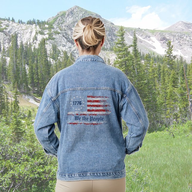 Wir, die Menschen 1776 USA Distressed Flag Jeansjacke (Von Creator hochgeladen)