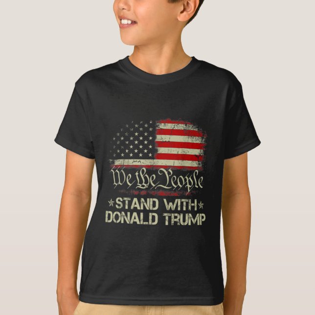 Wir, die Menschen stehen mit Donald Trump 2024 Ame T-Shirt (Vorderseite)